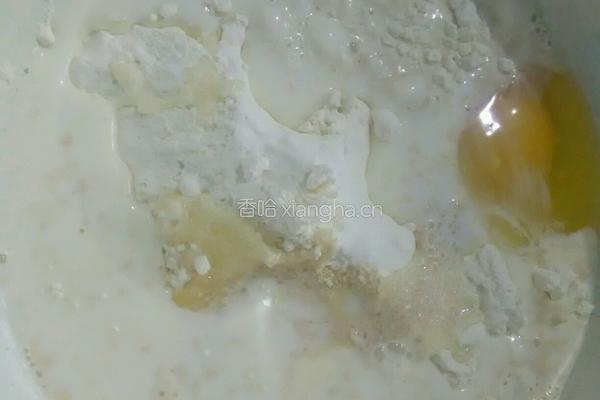 牛奶花型小面包的做法图解2