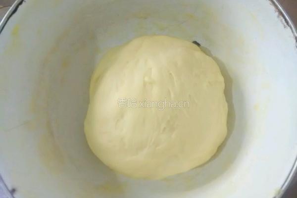 牛奶花型小面包的做法图解5