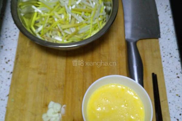 蒜黄炒鸡蛋的做法图解1