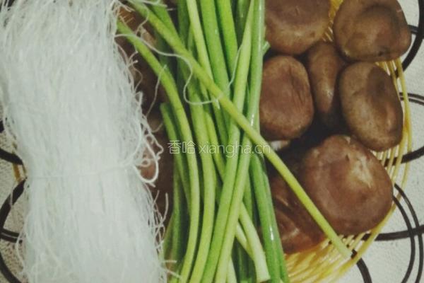 香菇蒜苔炖粉丝的做法图解1