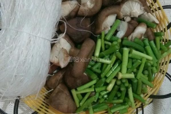香菇蒜苔炖粉丝的做法图解3