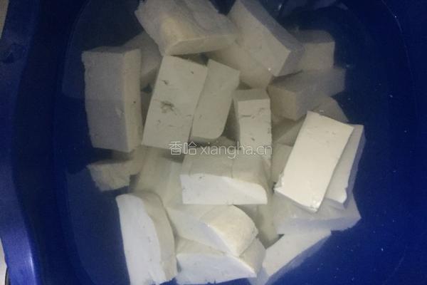 五花肉炖豆腐的做法图解1