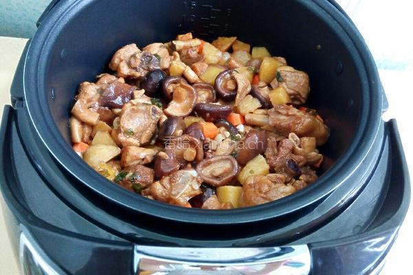 香菇鸡腿煲仔饭的做法图解5