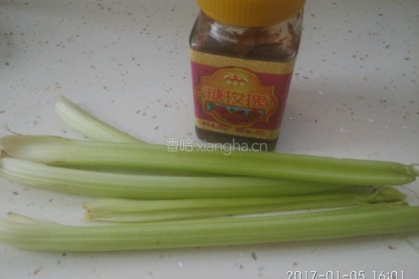 果酱西芹的做法图解1