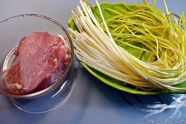 韭黄炒肉丝的做法图解1