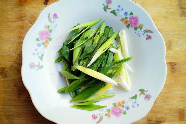 蒜苗炒鸡蛋的做法图解2