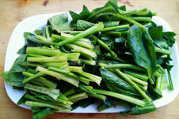 香菇丁炒菠菜的做法图解3