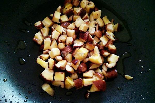 香菇丁炒菠菜的做法图解4