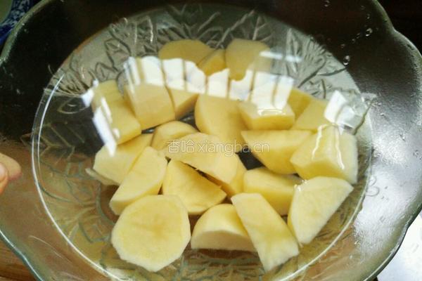 土豆烧鸡腿的做法图解1