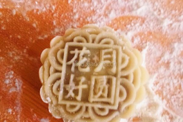 蛋黄白莲蓉月饼的做法图解8