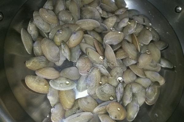 清炒花甲的做法图解1