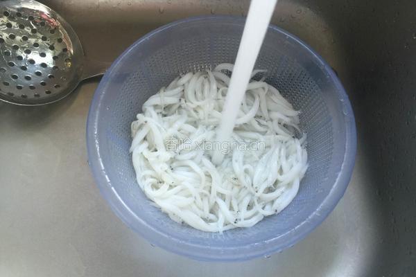 银鱼炒鸡蛋的做法图解2