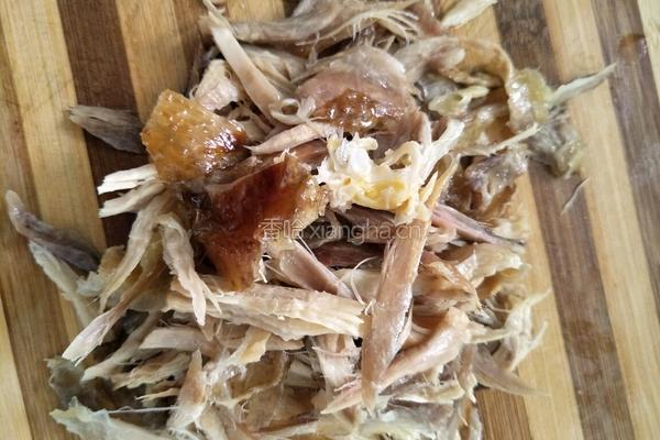 青椒炒腊鸡肉丝的做法图解1