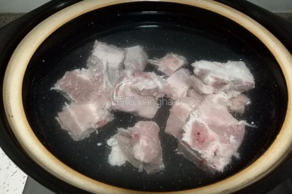 马蹄排骨汤的做法图解2