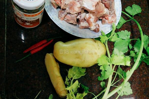 土豆蒸排骨的做法图解1
