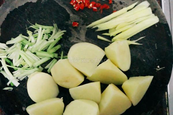 土豆蒸排骨的做法图解2