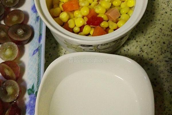 玉米炒葡萄的做法图解1