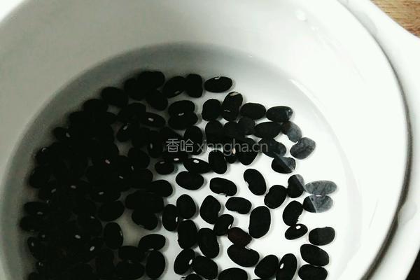 枸杞黑豆粥的做法图解2
