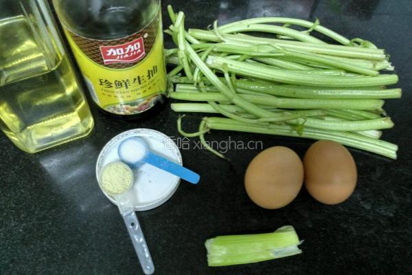 芹菜炒鸡蛋的做法图解1