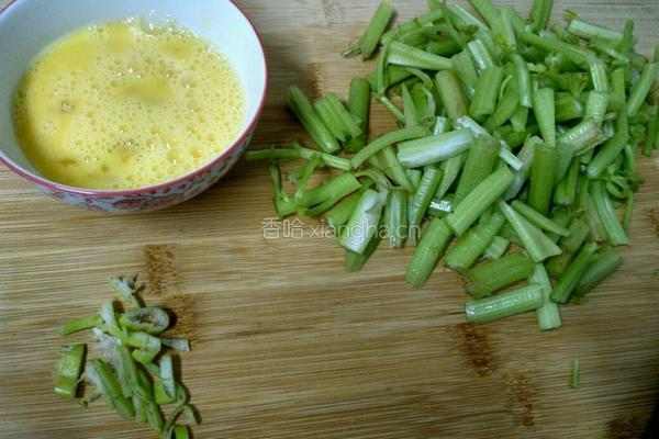 芹菜炒鸡蛋的做法图解2