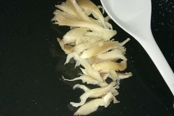 鸡蛋炒平菇的做法图解5