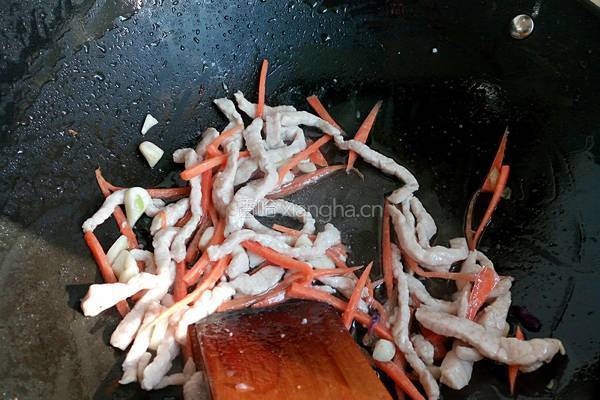双色甘蓝炒肉丝的做法图解3