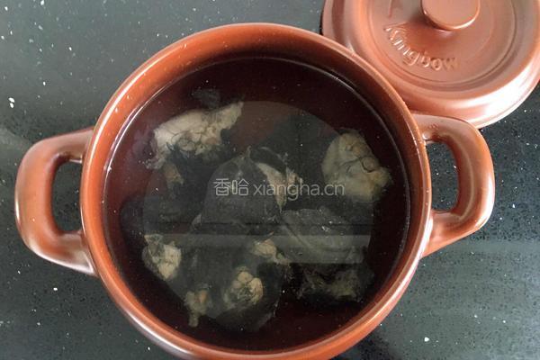 红枣桂圆枸杞乌鸡汤的做法图解3