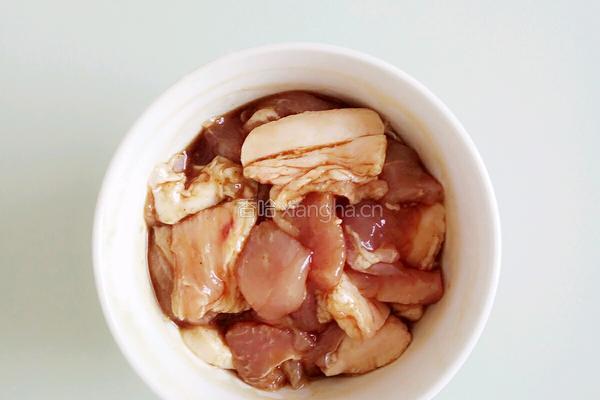 红烧肉炖鹌鹑蛋的做法图解2