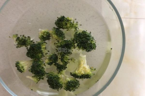 凉拌双耳西兰花的做法图解1