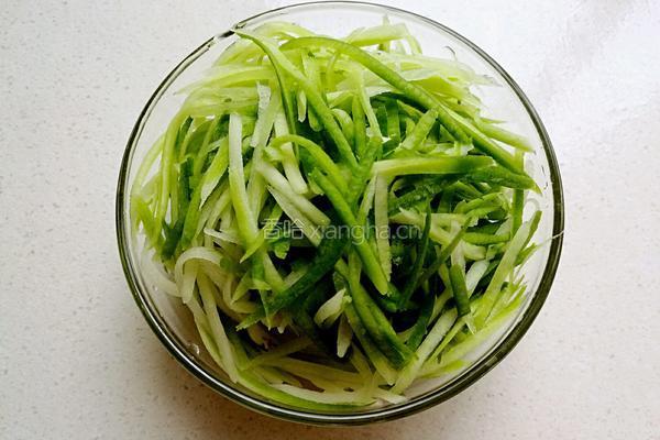 青萝卜丝咸汤的做法图解1