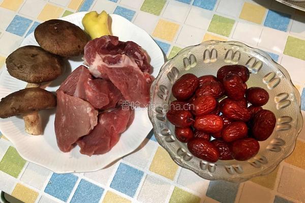 红枣香菇肉丸汤的做法图解1