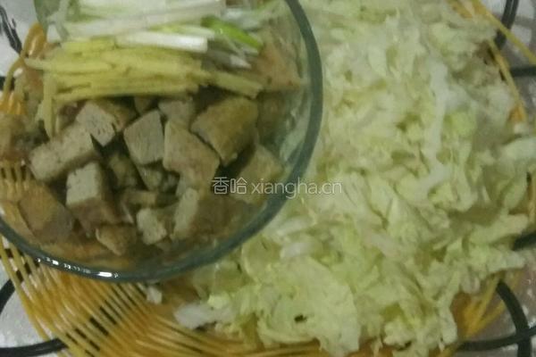 炒白菜冻豆腐块的做法图解1