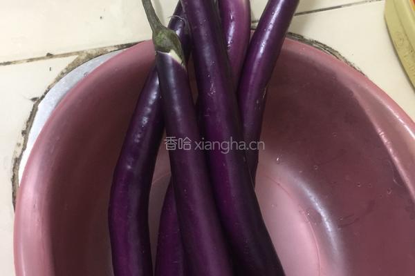 南雄酸笋炒茄子的做法图解1