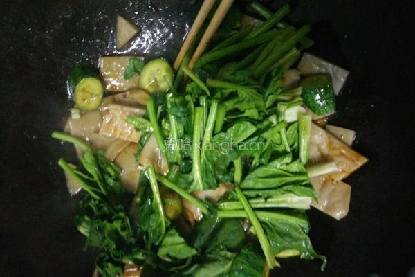 黄瓜菠菜炒灌肠的做法图解9
