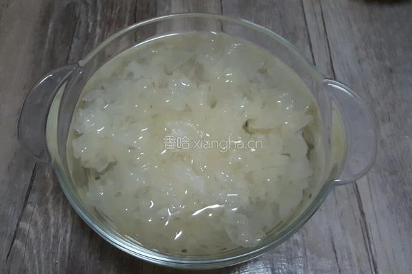 雪梨银耳羹的做法图解1