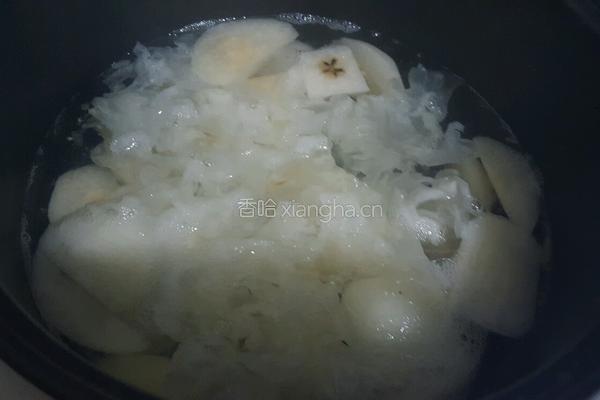 雪梨银耳羹的做法图解5