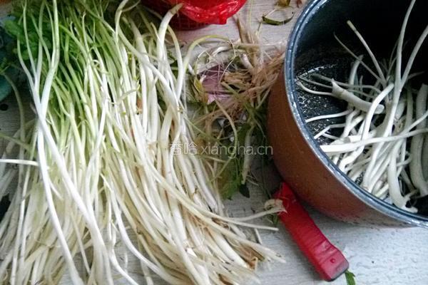 芹芽炒肉丝的做法图解1