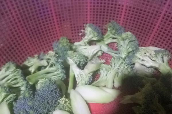 西兰花炒鱼片的做法图解2