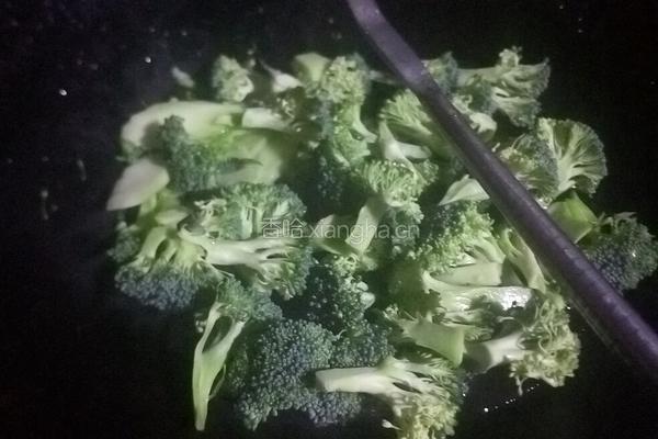 西兰花炒鱼片的做法图解3