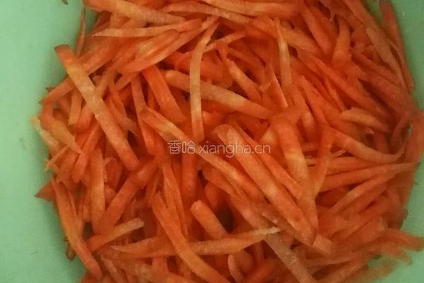 胡萝卜炒大蒜的做法图解1