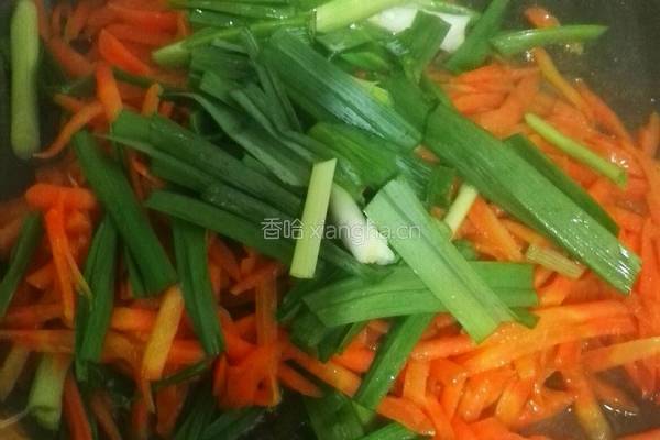胡萝卜炒大蒜的做法图解4