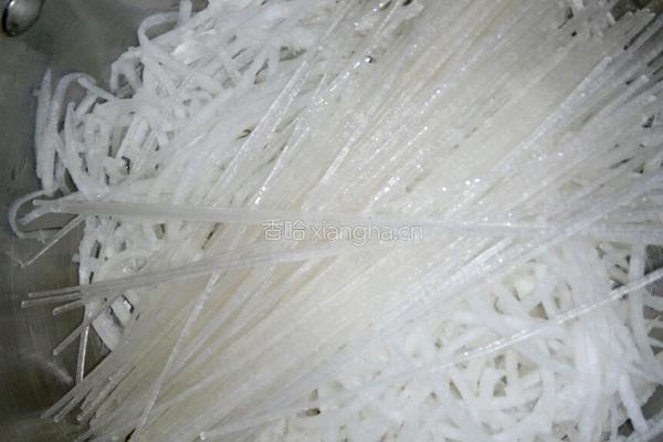 萝卜粉丝籽虾汤的做法图解2