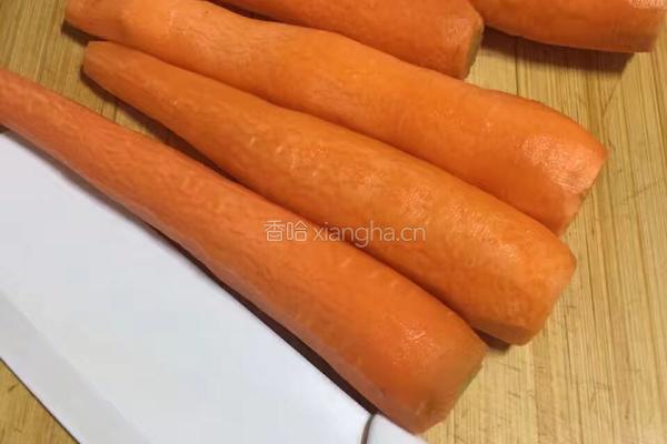 胡萝卜果脯的做法图解1