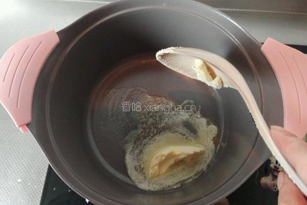 虾球双菇奶油浓汤的做法图解2