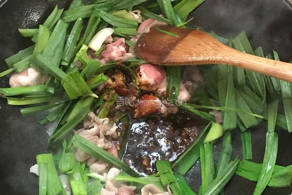 蒜苗爆羊肉的做法图解4
