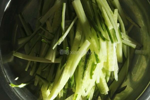 红油面皮的做法图解3