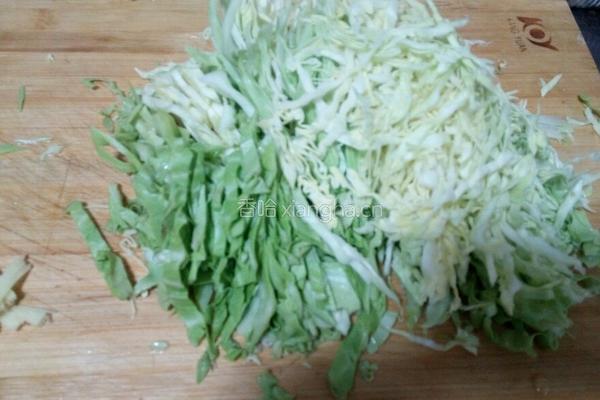 酸辣圆白菜的做法图解1