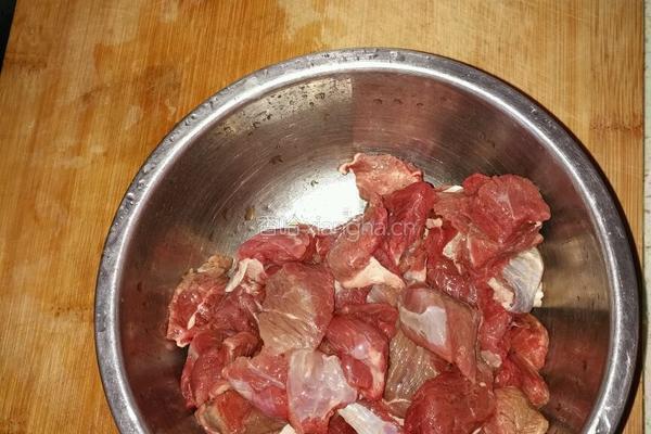 牛肉炖萝卜的做法图解1