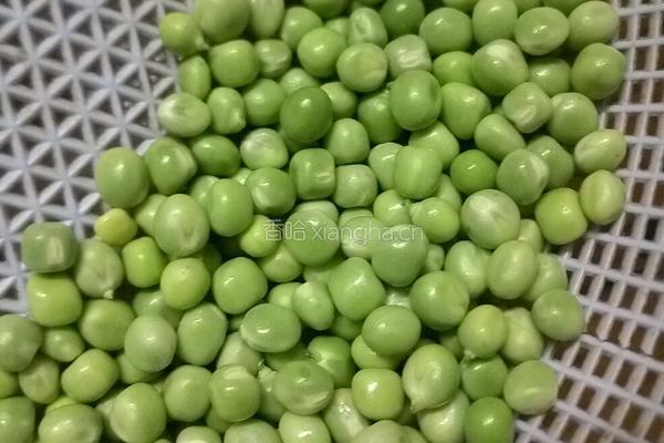 荷兰豆炒瘦肉的做法图解1