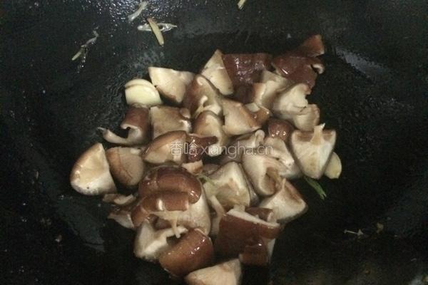 香菇炒胡萝卜的做法图解3